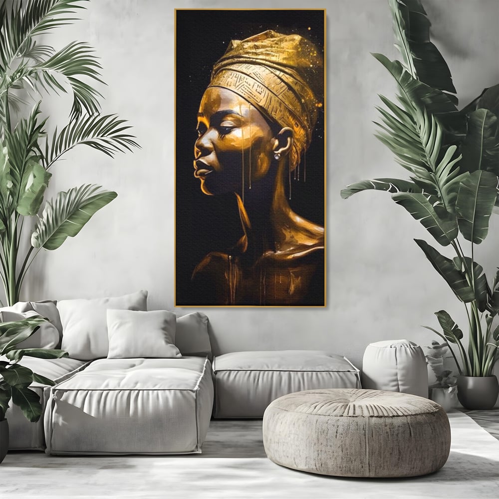 Tablou canvas cu tablou canvas cu femeie africana si turban auriu, in rama de aluminiu auriu, pe perete intr-un living